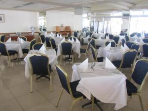 Reštaurácia alebo iné gastronomické zariadenie v ubytovaní Topaz Hotel