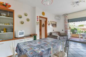Una cocina o cocineta en Appartamento Trilo Fucini 16 fotos más