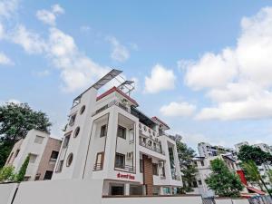 um edifício branco com um céu ao fundo em OYO Home Saraswati Niwas Vadgaon Budruk Near Fun Time Multiplex em Pune