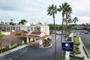 een uitzicht op een hotel met palmbomen en een straat bij Doubletree by Hilton Buena Park in Buena Park