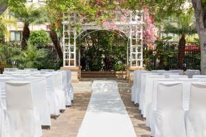 Doubletree by Hilton Buena Park外面的花园