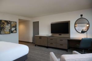 Doubletree by Hilton Buena Park的电视和/或娱乐中心