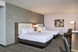 Doubletree by Hilton Buena Park客房内的一张或多张床位