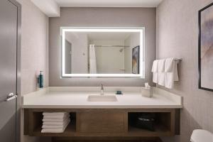 Doubletree by Hilton Buena Park的一间浴室