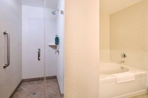 Doubletree by Hilton Buena Park的一间浴室