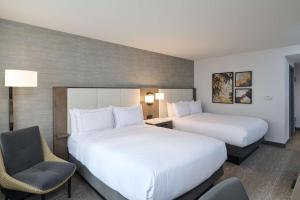 Doubletree by Hilton Buena Park客房内的一张或多张床位