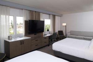 Doubletree by Hilton Buena Park客房内的一张或多张床位