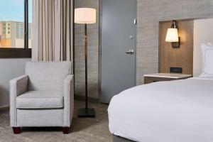Doubletree by Hilton Buena Park客房内的一张或多张床位