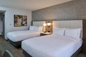 Doubletree by Hilton Buena Park客房内的一张或多张床位