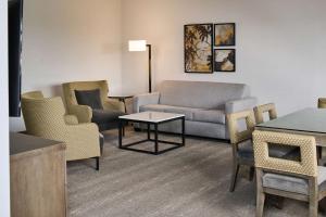 Doubletree by Hilton Buena Park的休息区