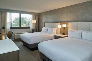 Doubletree by Hilton Buena Park客房内的一张或多张床位