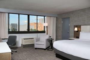 Doubletree by Hilton Buena Park客房内的一张或多张床位