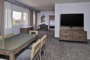 Doubletree by Hilton Buena Park的电视和/或娱乐中心