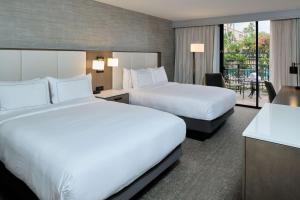 Doubletree by Hilton Buena Park客房内的一张或多张床位
