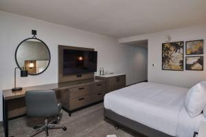 Doubletree by Hilton Buena Park客房内的一张或多张床位