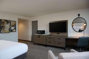 Doubletree by Hilton Buena Park的电视和/或娱乐中心