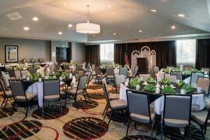 博伟公园Doubletree by Hilton Buena Park的宴会厅配有桌椅和 ⁇  更多37张照片