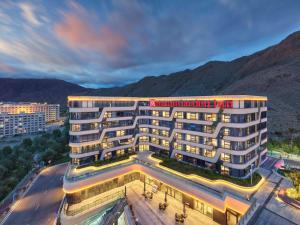 una vista aérea de un hotel con montañas en el fondo en Hilton Garden Inn Lhasa, en Lhasa