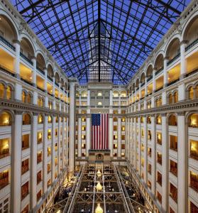 una vista del termio de un edificio con bandera americana en Waldorf Astoria Washington DC, en Washington