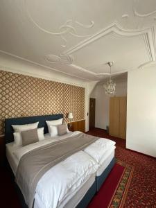 a large bedroom with a large bed in it at Hotel Garni Ratstube in Bad Urach
