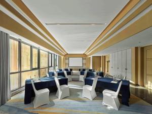 a conference room with blue tables and white chairs at Doubletree By Hilton Taizhou Shenxianju in Taizhou