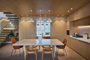 Dapur atau dapur kecil di Katara Hills Doha, Lxr Hotels & Resorts