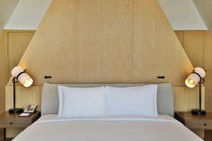Tempat tidur dalam kamar di Katara Hills Doha, Lxr Hotels & Resorts
