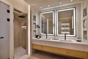 Kamar mandi di Katara Hills Doha, Lxr Hotels & Resorts