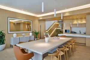 Dapur atau dapur kecil di Katara Hills Doha, Lxr Hotels & Resorts