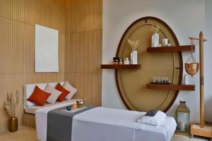 Tempat tidur dalam kamar di Katara Hills Doha, Lxr Hotels & Resorts