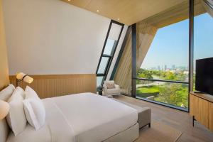 Televisi dan/atau pusat hiburan di Katara Hills Doha, Lxr Hotels & Resorts