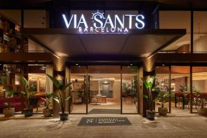 巴塞罗那Via Sants Hotel Barcelona, Tapestry Collection By Hilton的带有读取瓦桑特巴塞罗纳标志的建筑