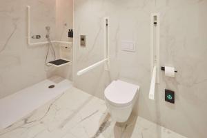 Via Sants Hotel Barcelona, Tapestry Collection By Hilton的一间浴室