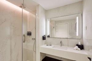 Via Sants Hotel Barcelona, Tapestry Collection By Hilton的一间浴室