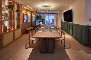 Via Sants Hotel Barcelona, Tapestry Collection By Hilton的电视和/或娱乐中心