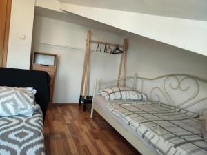 Postel nebo postele na pokoji v ubytování Apartments Ivo