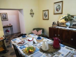 テッラチーナにあるAngelina Antica Dimoraの果物盛り付きテーブル