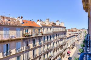 - une vue sur une rue de la ville avec des bâtiments dans l'établissement NOCNOC - Le Paraiso, à Marseille