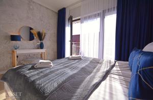 Łóżko lub łóżka w pokoju w obiekcie Sunset Apartments - Kormoran - Plaża 300m