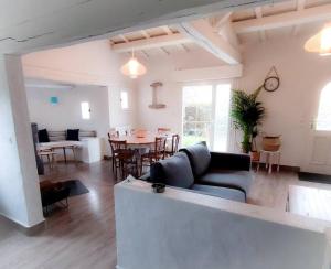 uma sala de estar com um sofá e uma sala de jantar em Jolie Villa à 400m des plages de sable em La Plaine-sur-Mer