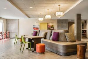 Home2 Suites By Hilton Colorado Springs I-25 Central的休息区