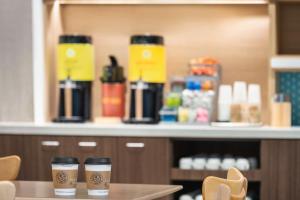 Home2 Suites By Hilton Colorado Springs I-25 Central的咖啡和沏茶工具