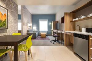 Home2 Suites By Hilton Colorado Springs I-25 Central的厨房或小厨房
