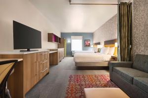 Home2 Suites By Hilton Colorado Springs I-25 Central的电视和/或娱乐中心