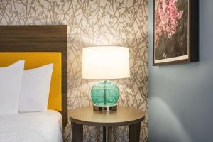 Home2 Suites By Hilton Colorado Springs I-25 Central客房内的一张或多张床位