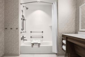 科罗拉多斯普林斯Home2 Suites By Hilton Colorado Springs I-25 Central的带浴缸和水槽的白色浴室