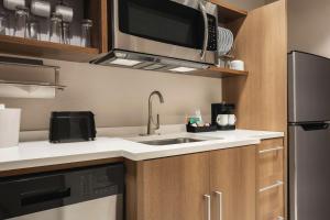 Home2 Suites By Hilton Colorado Springs I-25 Central的厨房或小厨房