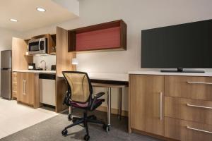 Home2 Suites By Hilton Colorado Springs I-25 Central的厨房或小厨房