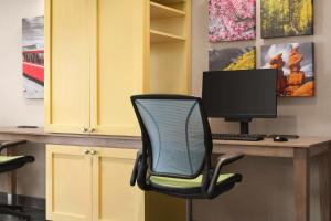 Home2 Suites By Hilton Colorado Springs I-25 Central的电视和/或娱乐中心