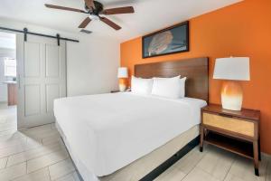 a bedroom with a large bed and a ceiling fan at Hilton Vacation Club Flamingo Beach Sint Maarten in Simpson Bay